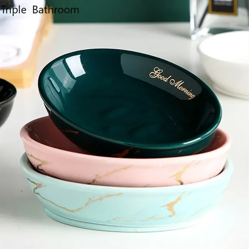 Porte-savon en céramique effet marbré, forme ronde Nesty, trois coloris vert, rose et turquoise empilés en angle, effet marbré doré