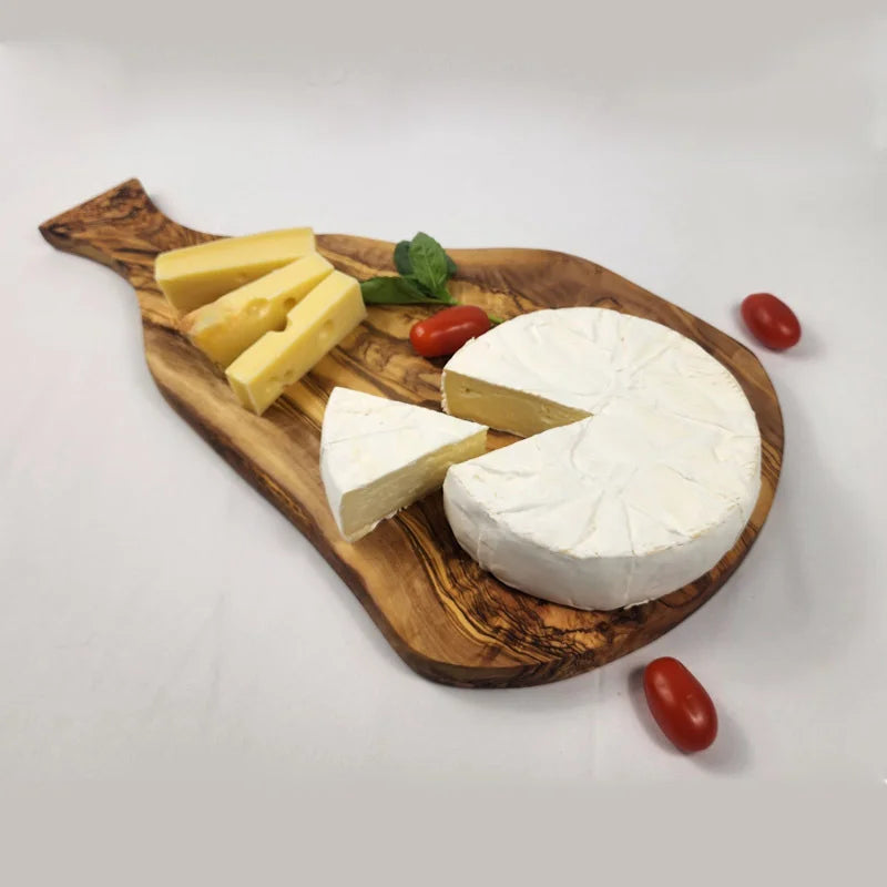 Planche à découper en bois d'olivier, forme irrégulière Nesty, planche irrégulière garnie de fromages (comté et brie), tomates cerises et basilic, fond blanc