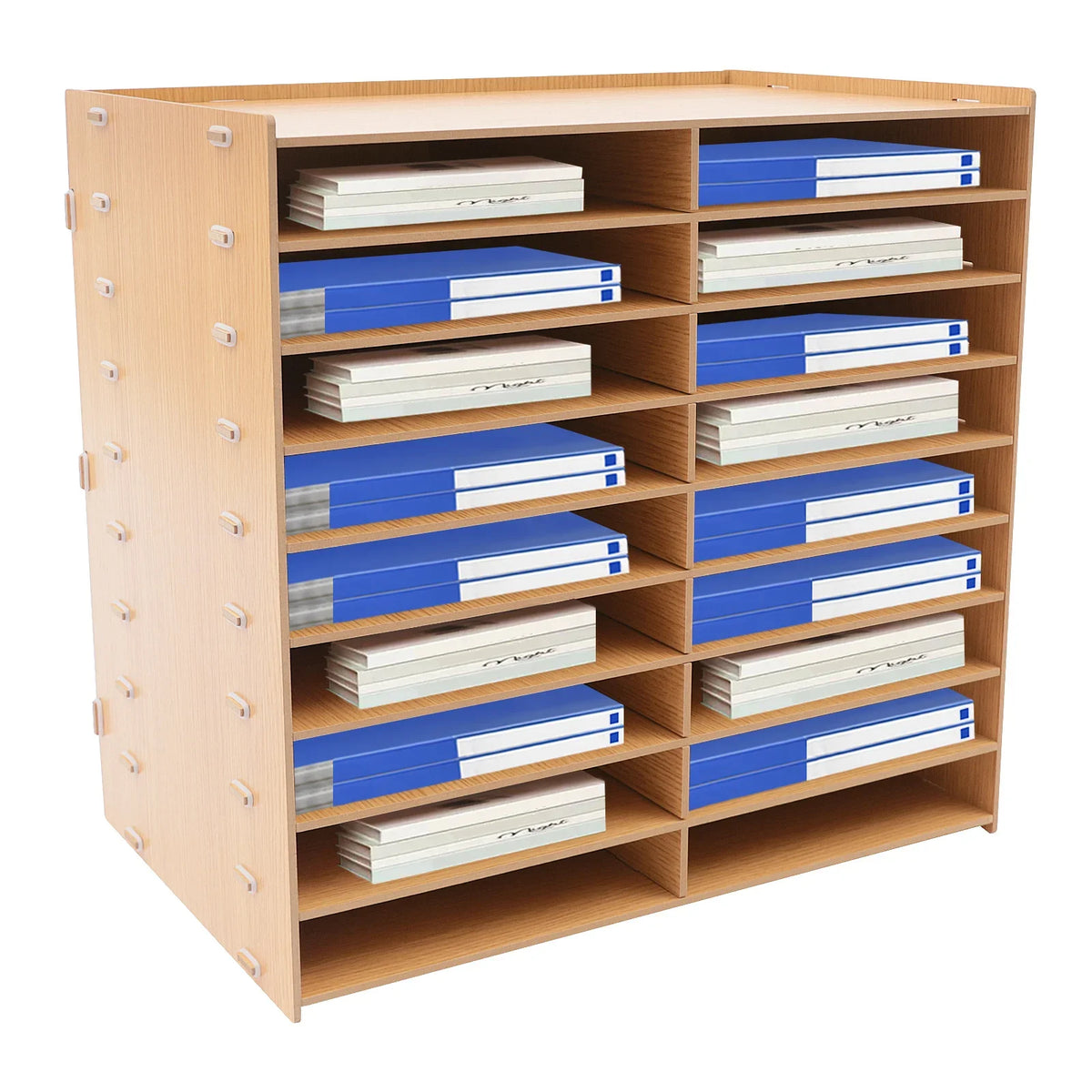 Organiseur de bureau en bois à 9 niveaux et 18 compartiments rempli de classeurs, vue de trois quarts sur fond blanc - Nesty
