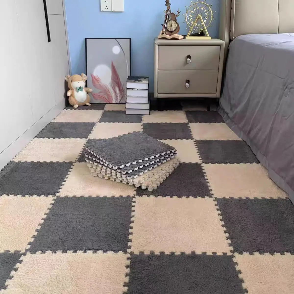 Tapis puzzle mousse moelleux — lot de 10 dalles - Nesty, dalles beige et gris anthracite assemblées en damier, dans une chambre