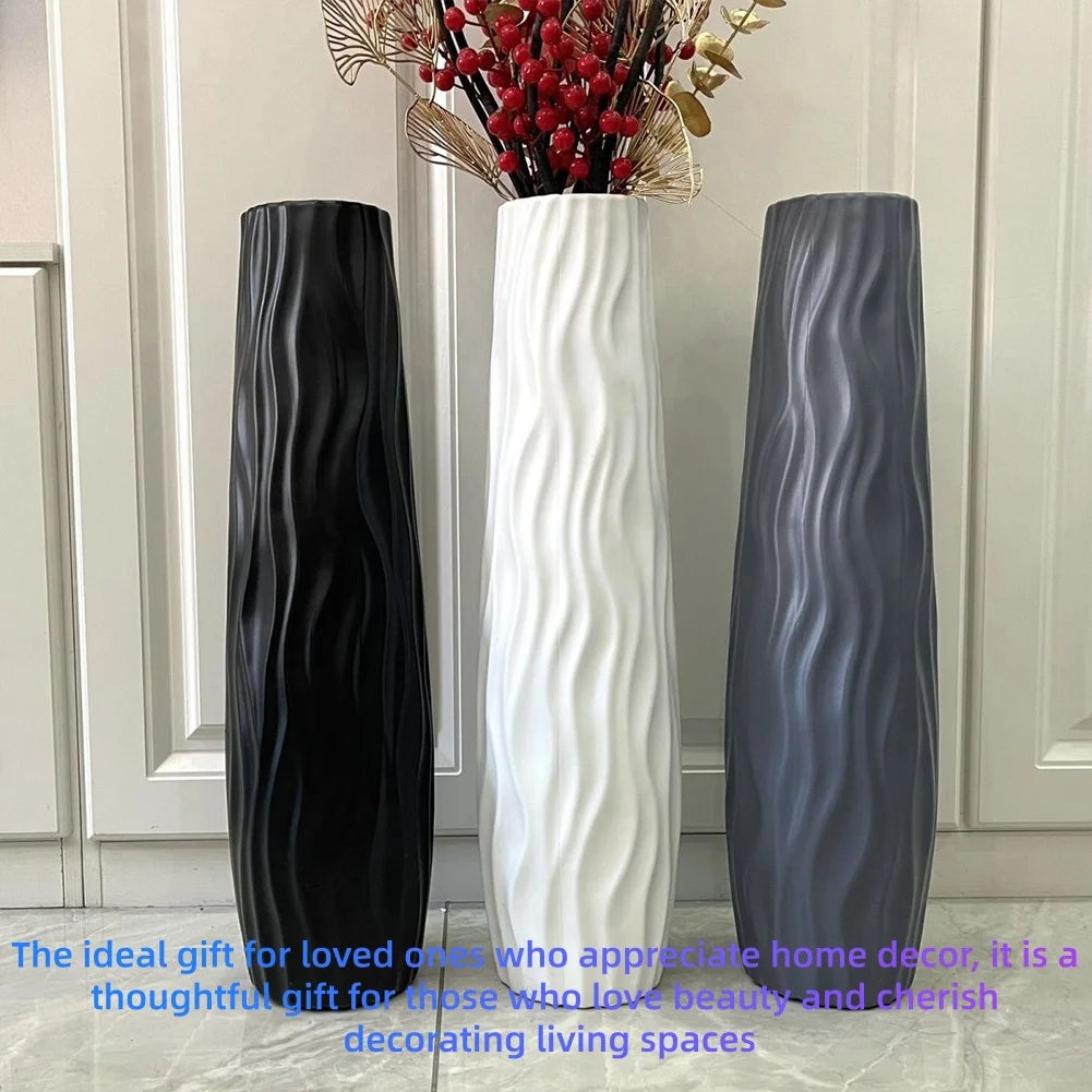 Vase sol texturé grand format Nesty - Trois coloris (noir, blanc, gris) avec branches de baies rouges (texte en anglais)
