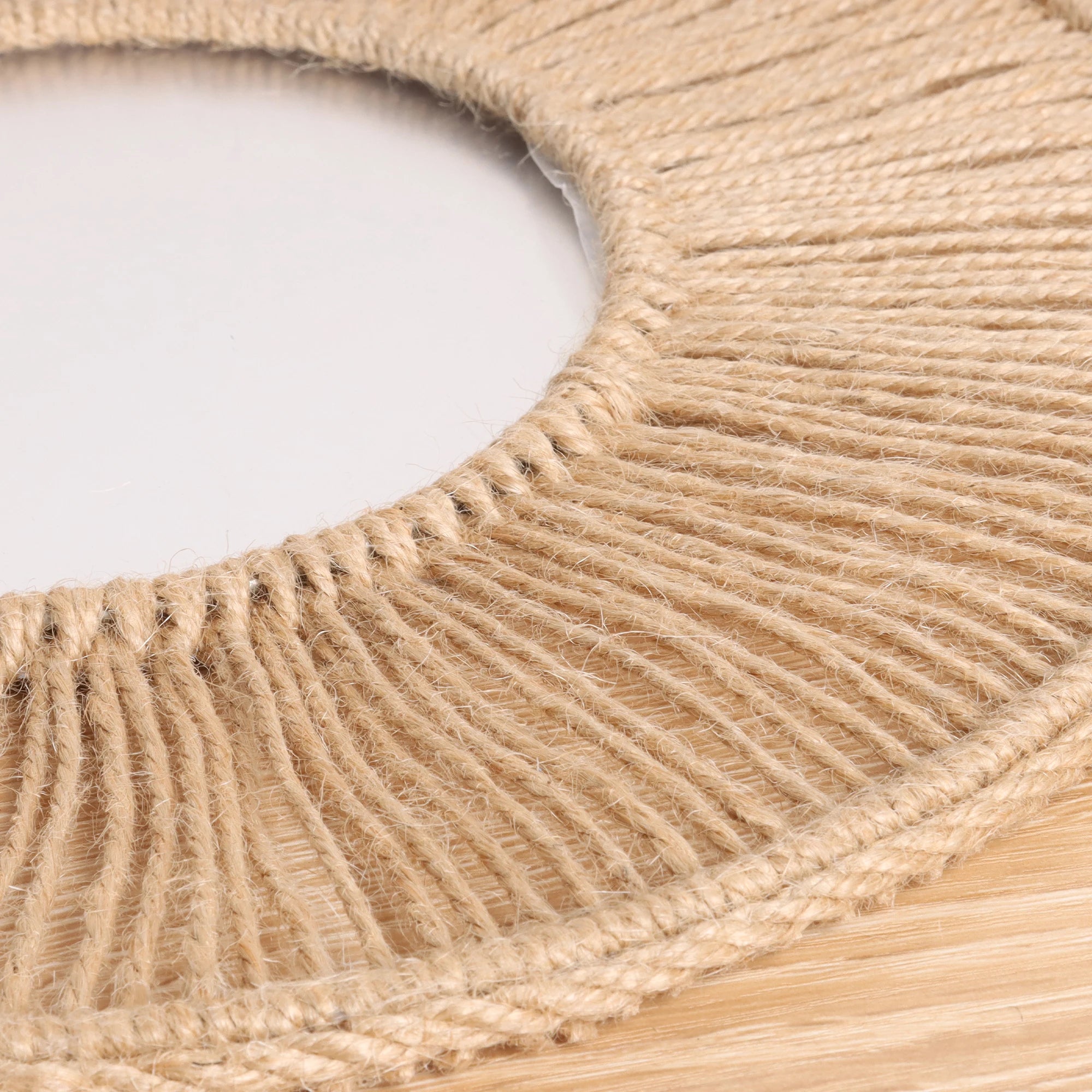 Miroir mural rond enroulé de corde de raphia naturel, gros plan sur le tressage et la texture des fibres - Nesty