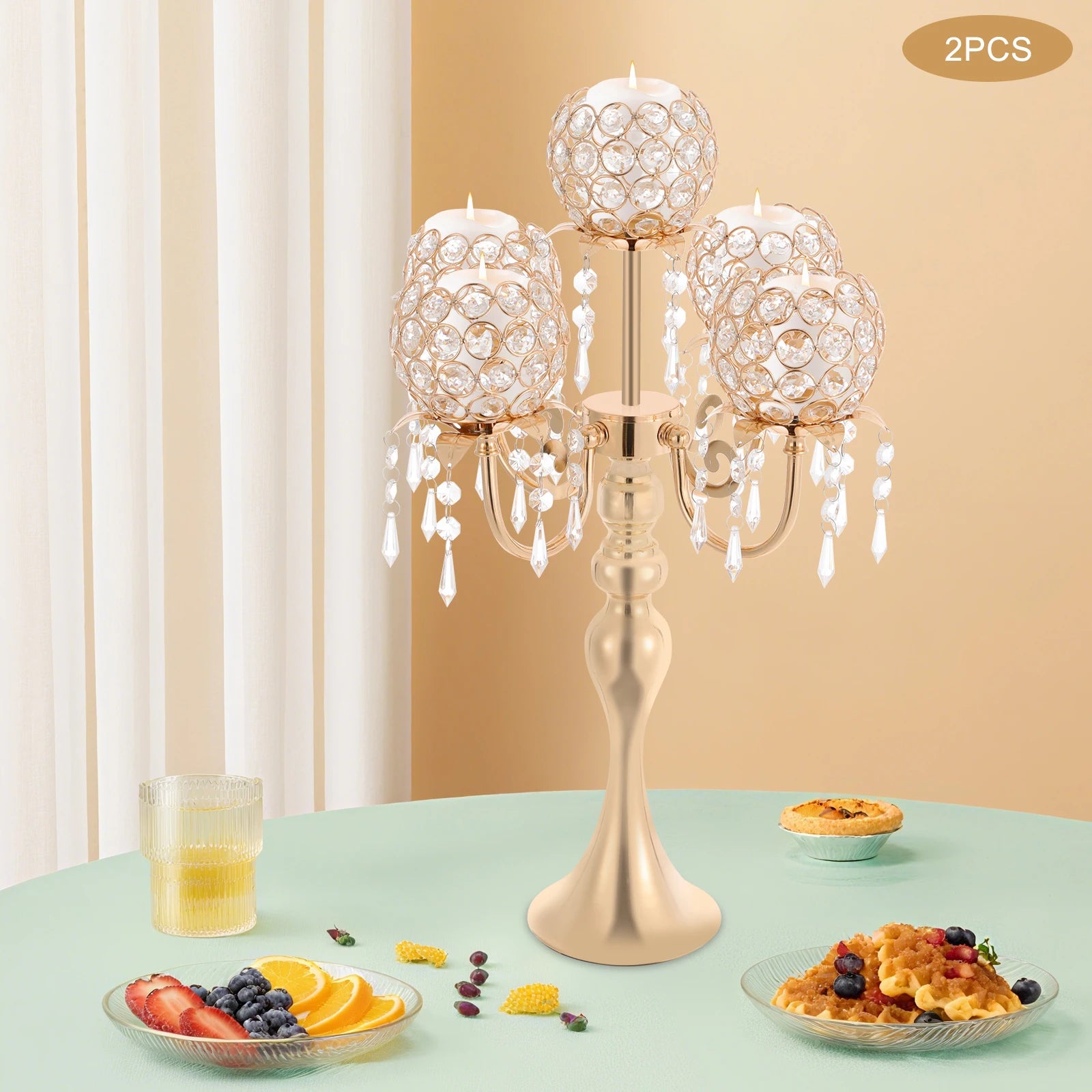 Bougeoir en verre Nesty - Candélabre doré à cinq branches sur une nappe verte entourée de fruits et de pâtisseries, lot de 2 pièces