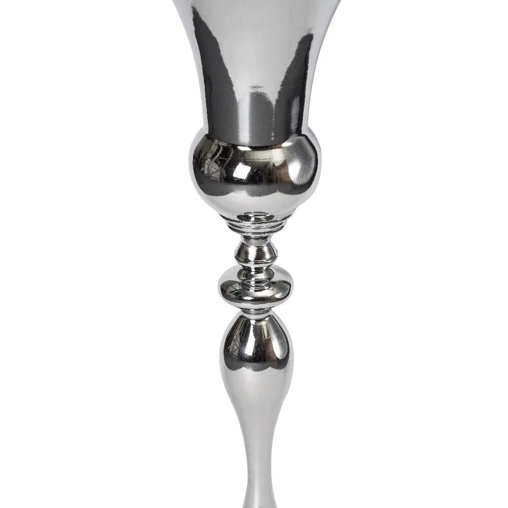 Vase en métal finition dorée, design élégant - Nesty - Gros plan sur la tige sculptée du vase en métal argenté, détail des renflements et de la finition miroir