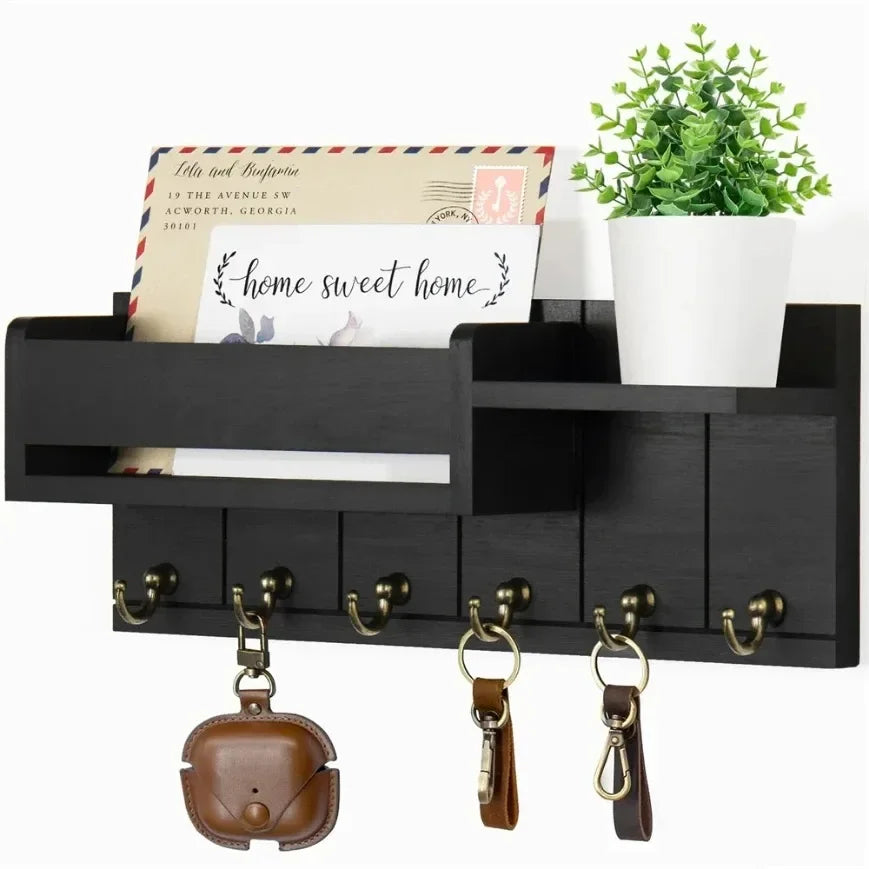 Porte-clés mural en bois avec étagère Nesty, version noire avec compartiment à courrier, plante et clés accrochées