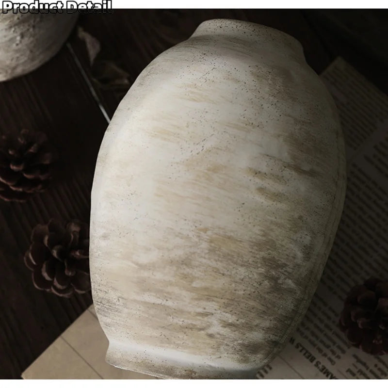 Vase céramique artisanal, style rétro fait main - Nesty - Gros plan sur la texture patinée blanc et beige du vase, vue de dessus, entouré de pommes de pin