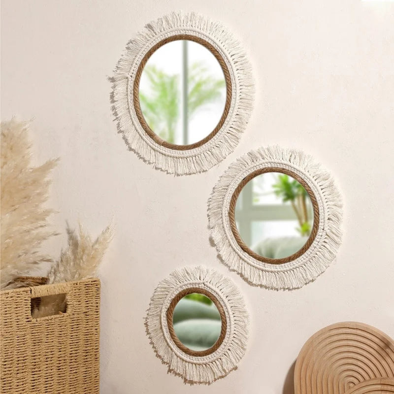 Trois miroirs muraux ronds en corde de coton frangée blanche à bordure jute, tailles décroissantes, avec panier en osier - Nesty