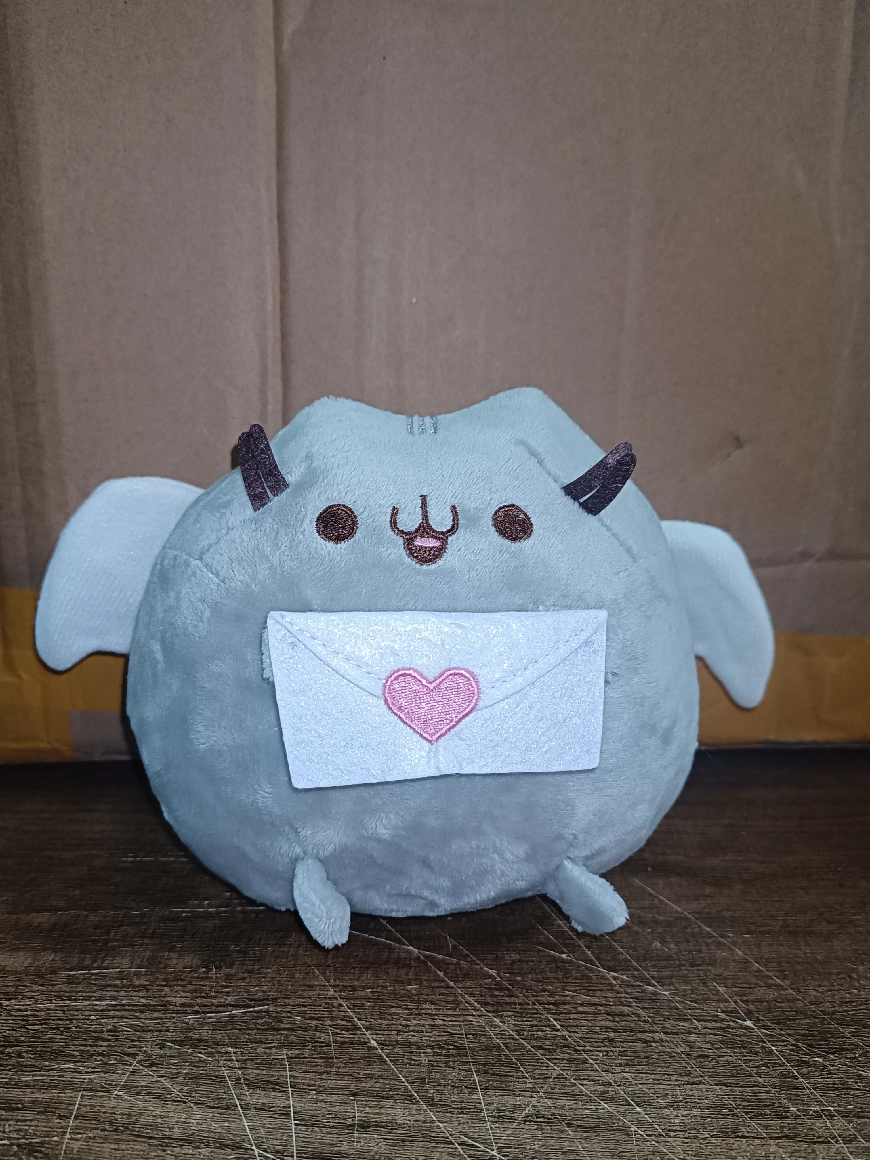 Peluche chat douce Nesty - Décoration pour chambre et bureau (vue 5)