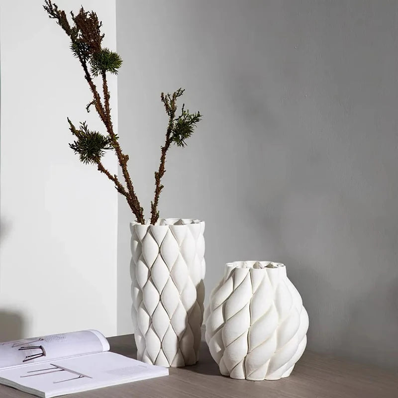 Vase en poterie, pour fleurs séchées ou culture hydroponique Nesty, deux vases céramique blancs à relief en écailles pointues, l'un garni de branches séchées, sur bureau