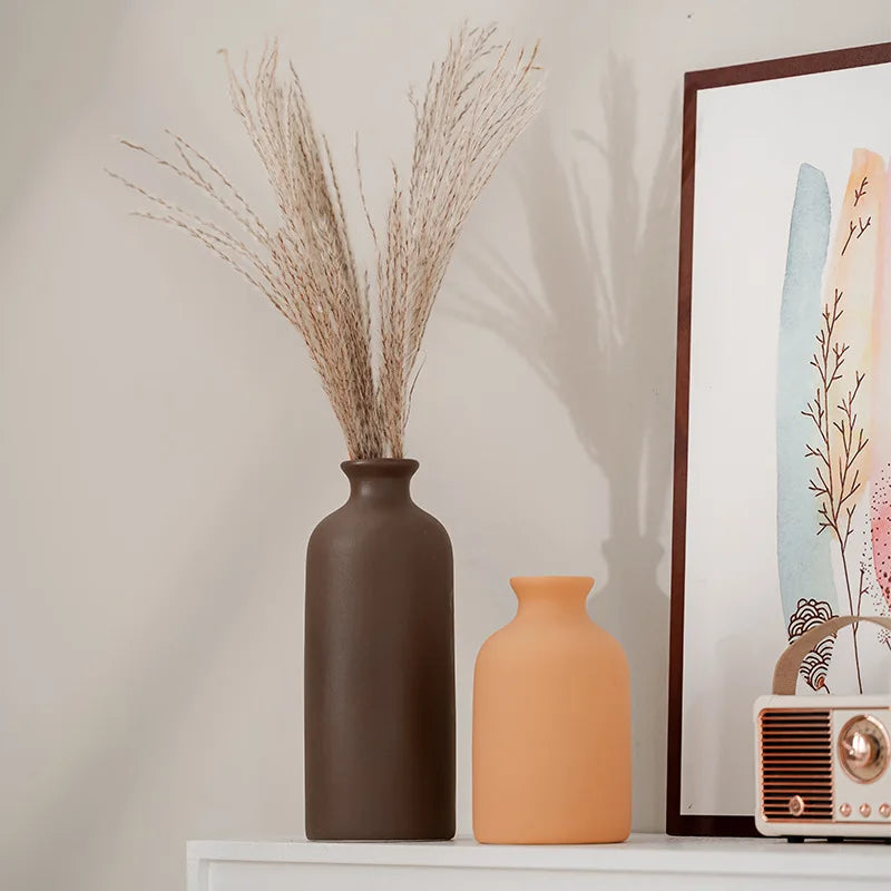Vase en céramique blanc, style nordique minimaliste Nesty, deux vases cylindriques mats marron foncé et orange, garnis de graminées séchées