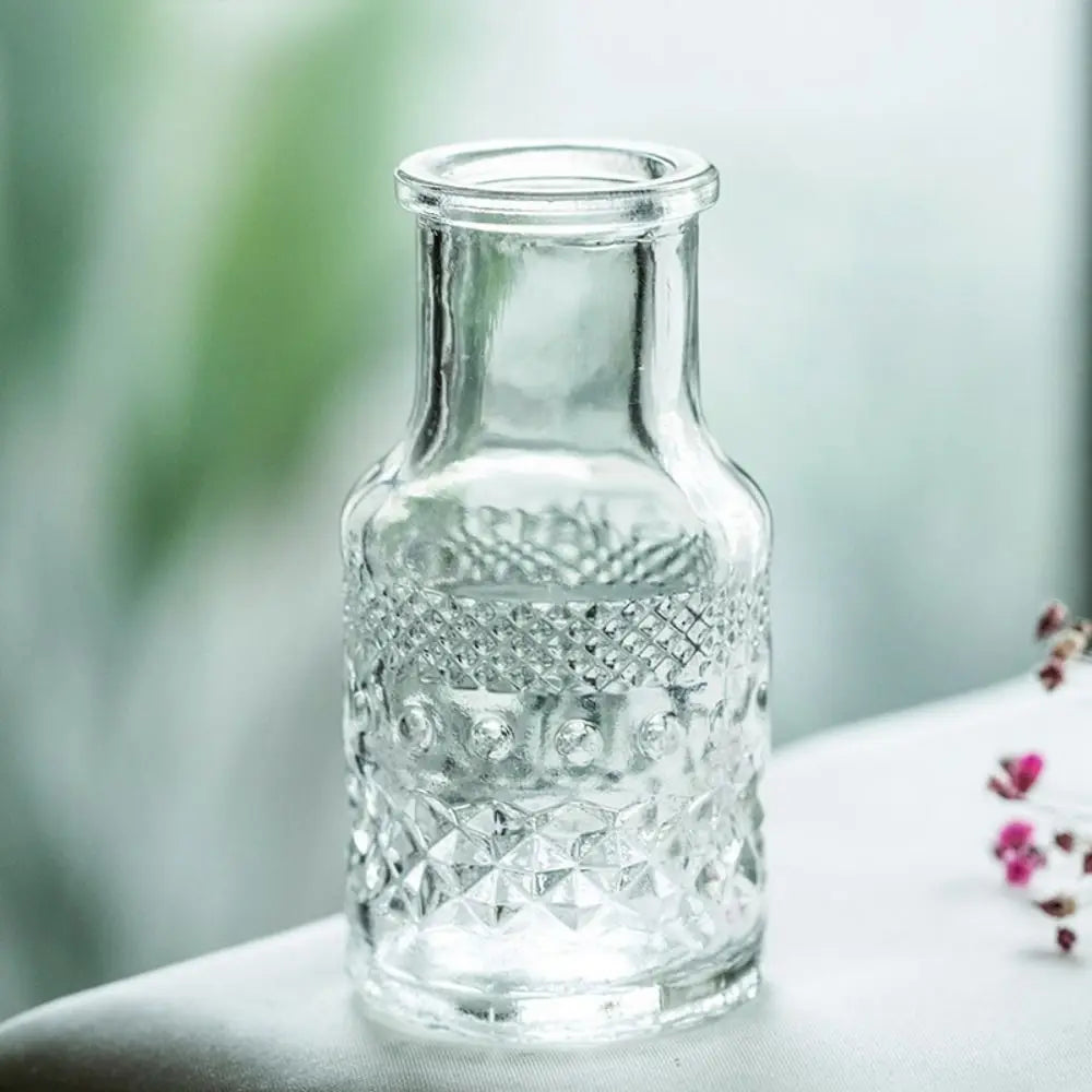 Lot de 10 mini vases en verre transparent, relief rétro Nesty, gros plan sur un mini vase vide à motifs gravés en losanges et quadrillage