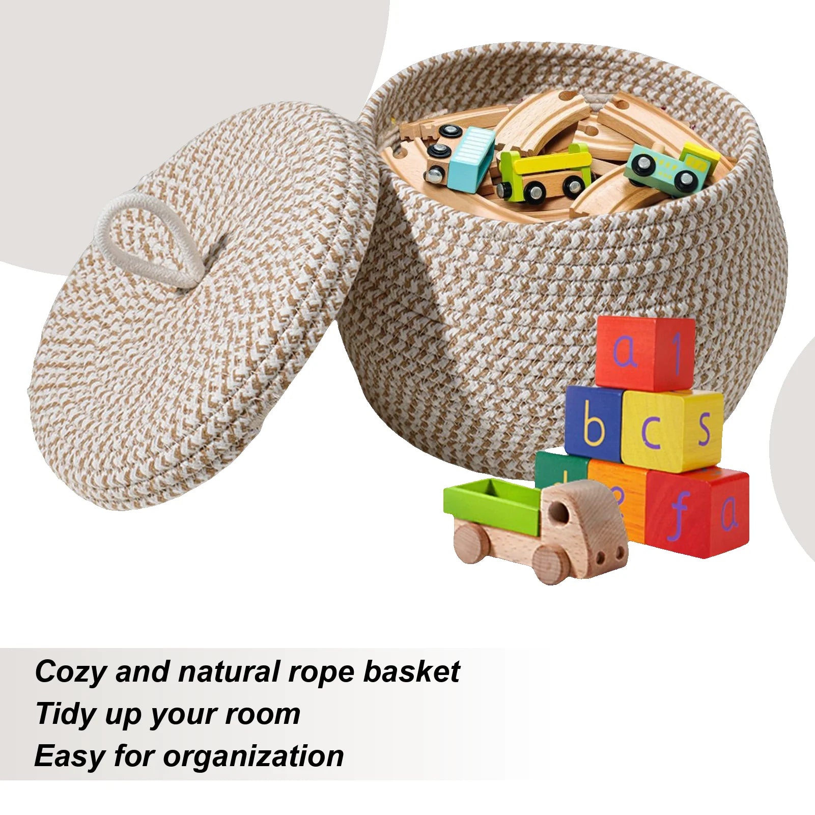 Petit panier rond tressé en corde de coton avec couvercle Nesty, panier ouvert garni de circuit de train en bois et de cubes alphabet, texte en anglais cozy and natural rope basket