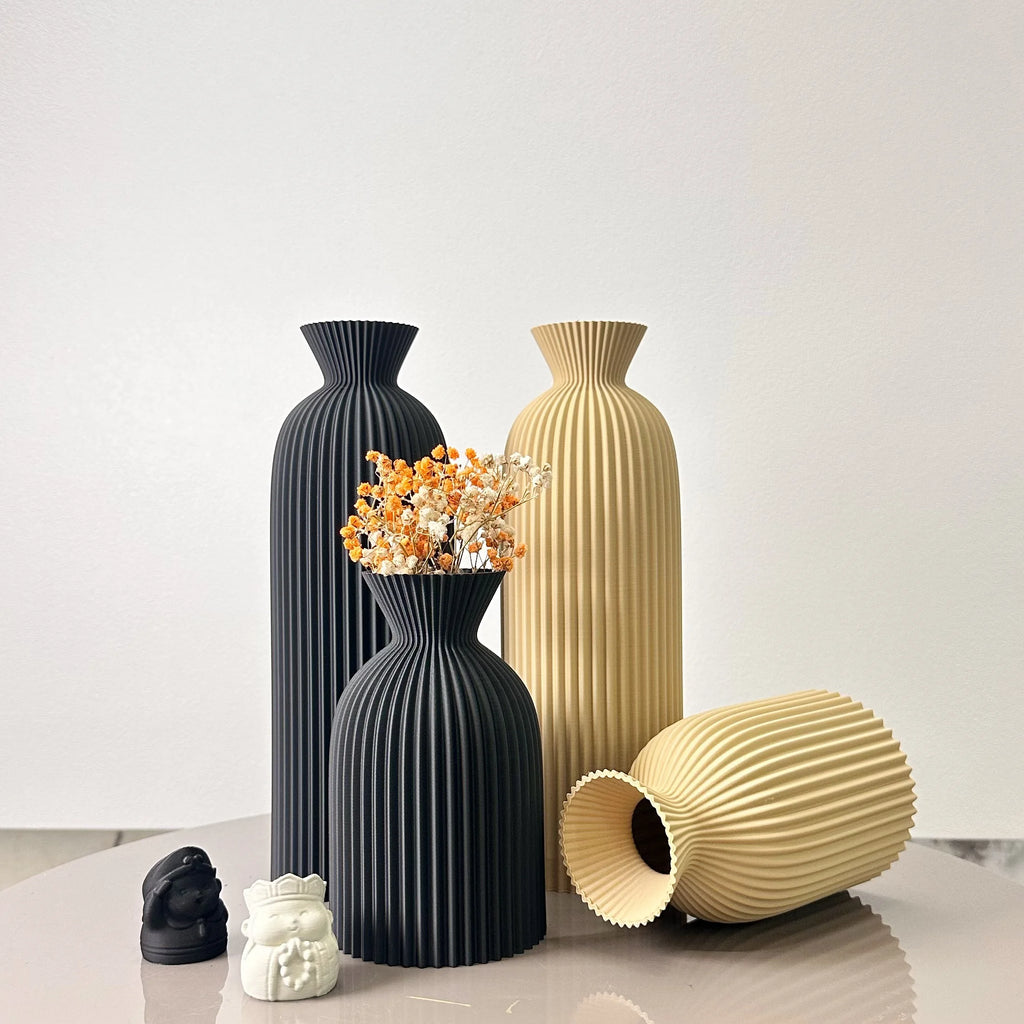 Duo de vases à motif ondulé pour fleurs séchées Nesty, quatre vases côtelés noirs et beiges, un petit noir garni de fleurs séchées orange et blanches