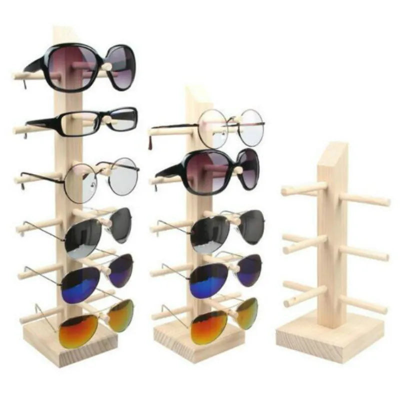 Présentoir à lunettes en bois à plusieurs niveaux Nesty, trois présentoirs en bois clair de tailles différentes garnis de lunettes de vue et de soleil, sur fond blanc