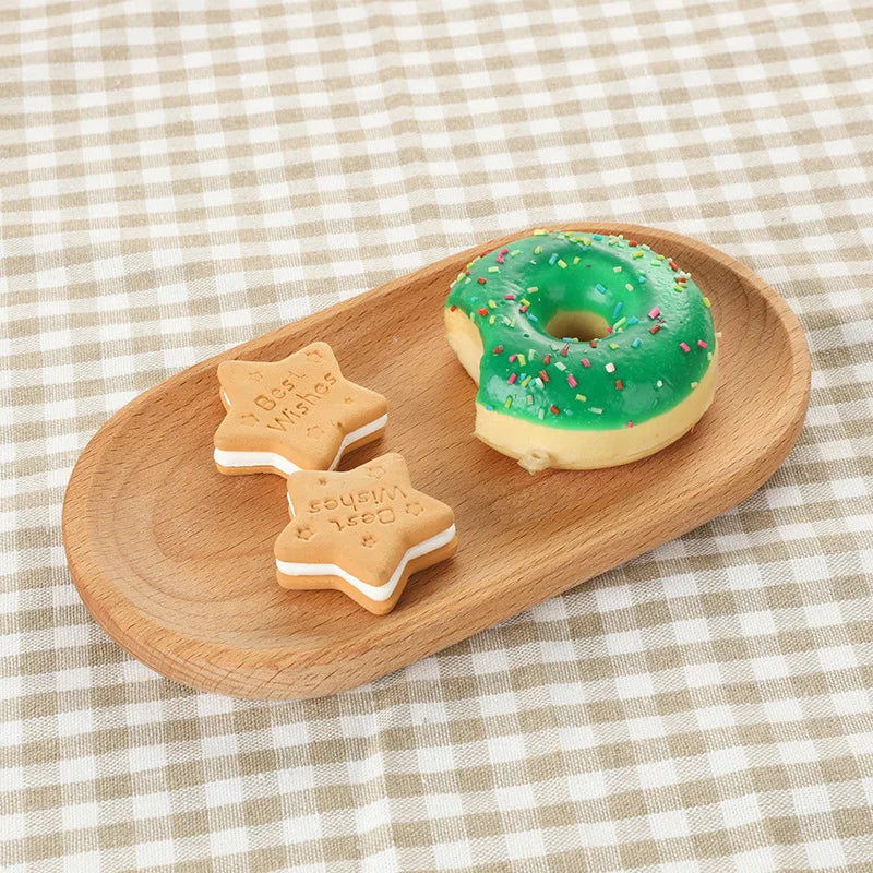 Plateau en bois de noyer, modèle japonais Nesty, plateau ovale avec un donut décoratif vert et deux biscuits en forme d'étoile