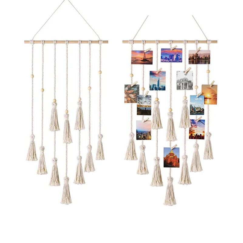 Support à photos suspendu à franges bohèmes et pinces bois Nesty, deux supports muraux à franges en macramé, l'un vide et l'autre garni de photos accrochées