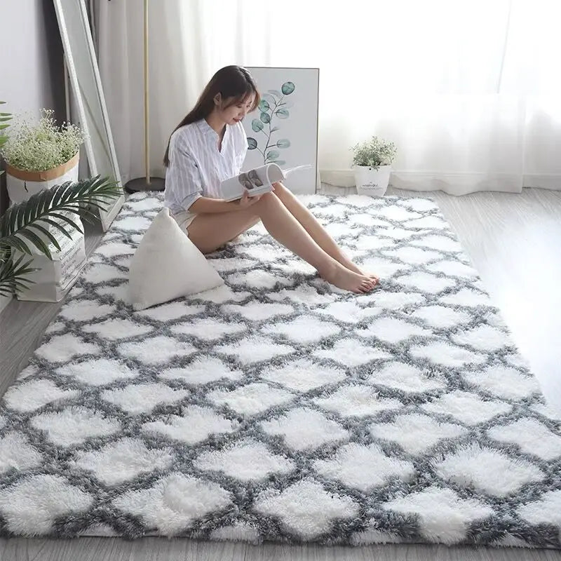 Grand tapis moelleux blanc pour salon et chambre Nesty - Motif losange gris, femme assise en train de lire