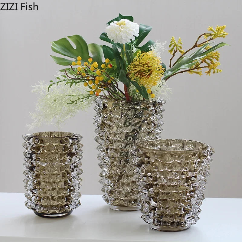 Vase en verre froissé transparent Nesty - Trois tailles avec feuillage tropical et fleurs jaunes, fond gris (marque Zizi Fish)