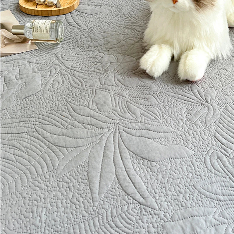 Tapis en coton lavé matelassé — coloris uni - Nesty, coloris gris clair matelassé à motif feuillage, avec un chat en peluche