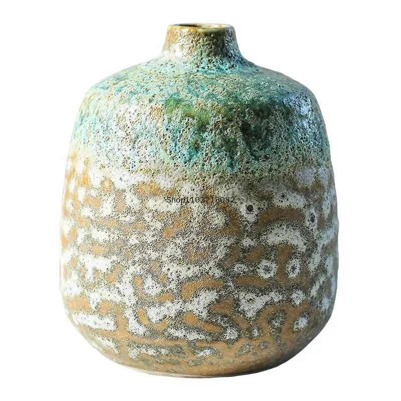 Vase en céramique effet bulles Nesty - Forme haute vide, gros plan sur le dégradé vert, brun et texture alvéolée