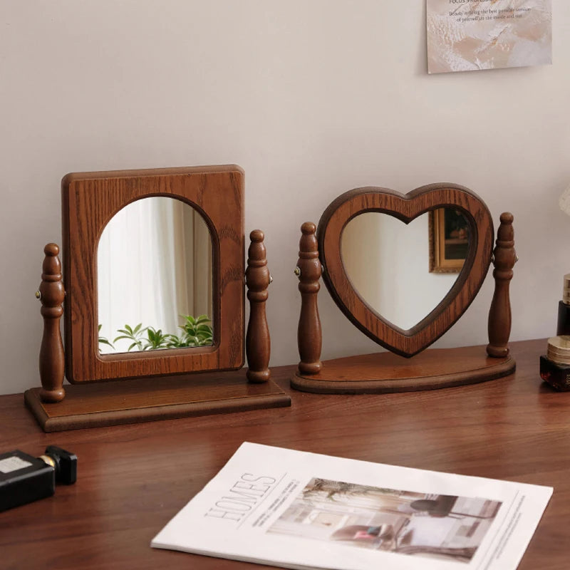 Duo de miroirs à poser en bois pivotant sur console, l'un forme arche rectangulaire, l'autre forme cœur, sur bureau en bois - Nesty