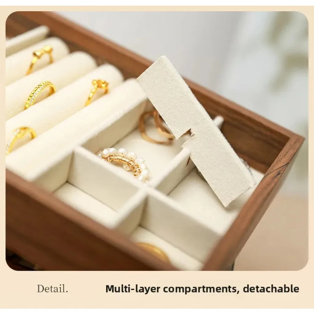 Boîte à bijoux grand format façon bois Nesty - Gros plan sur le séparateur amovible multi-niveaux (texte en anglais 'Detachable')