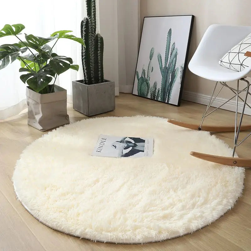 Tapis rond moelleux blanc Nesty - Pour chambre et salon, coloris ivoire posé près d'une chaise à bascule
