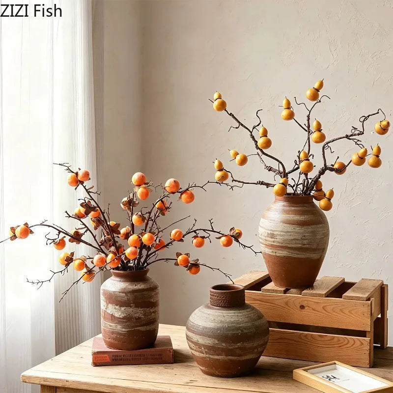 Vase en céramique strié, esprit wabi-sabi rétro Nesty, trois tailles garnies de branches à fruits orange, sur table en bois avec caisse et livre