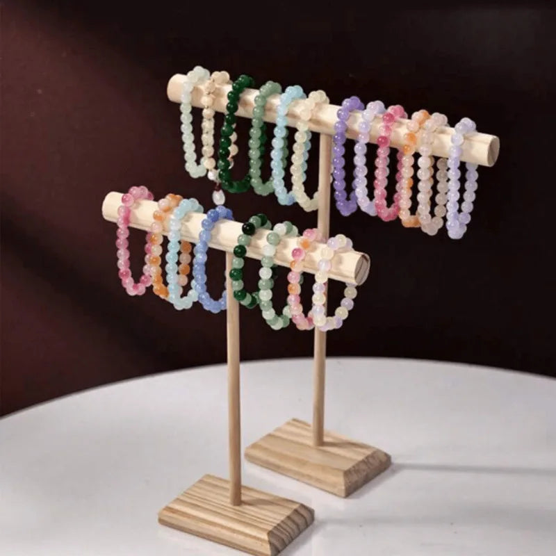 Présentoir en bois pour bijoux Nesty - Deux présentoirs en T avec bracelets de perles colorées