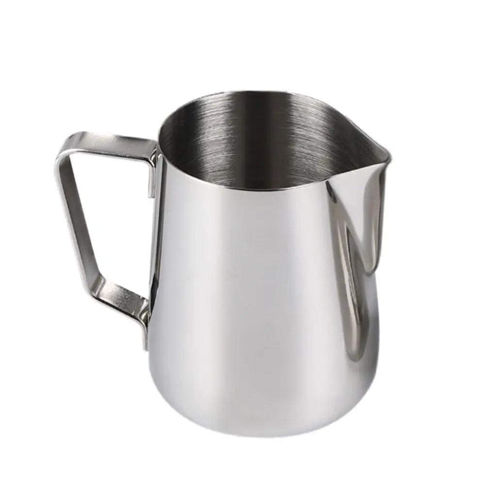 Pichet à lait en inox pour mousse de lait et latte art Nesty, vue de face sur fond blanc