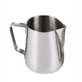 Pichet à lait en inox pour mousse de lait et latte art Nesty, vue de face sur fond blanc