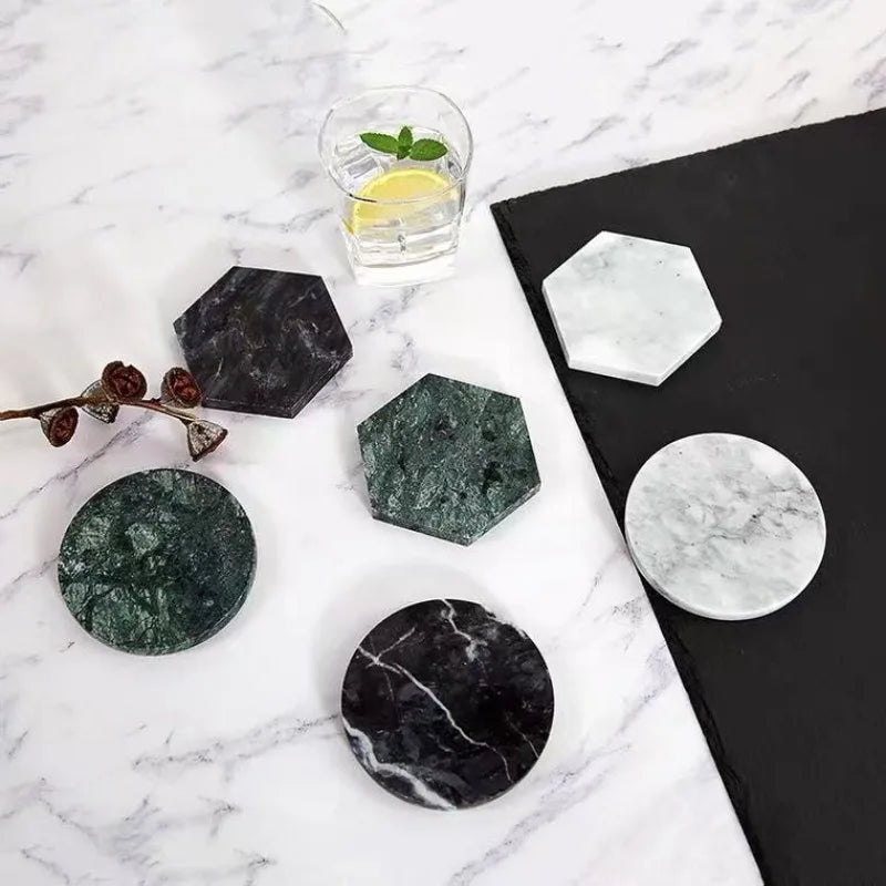 Dessous de verre rond en marbre naturel, formes hexagonale et ronde en coloris noir, vert et blanc, avec verre à cocktail - Nesty