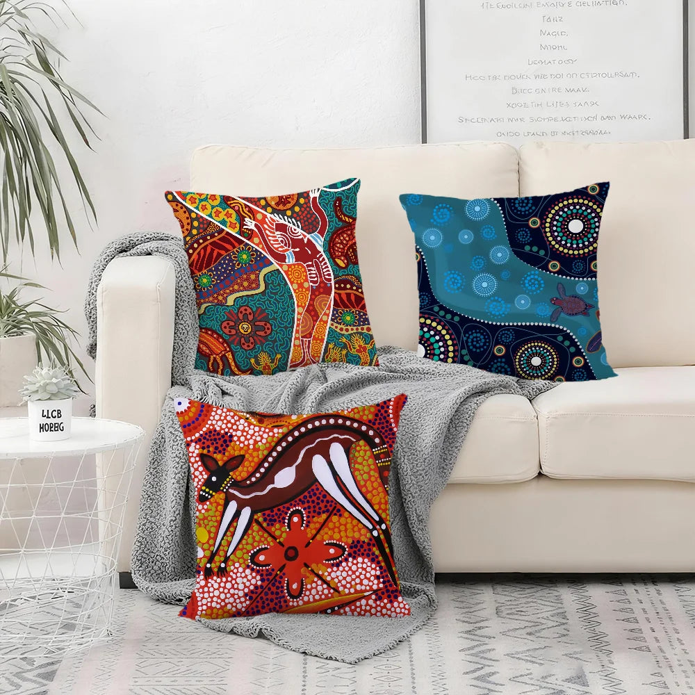 Housse de coussin à motifs ethniques, avec fermeture éclair Nesty, trois housses à motifs ethniques posées sur canapé beige, coussin animal au premier plan