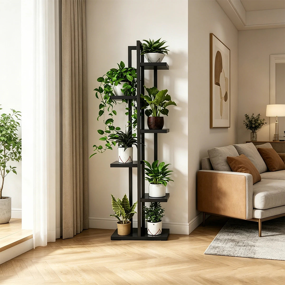 Étagère à plantes en bois à 6 niveaux Nesty, étagère noire à niveaux échelonnés garnie de plantes vertes, dans un salon avec canapé beige et coussins marron