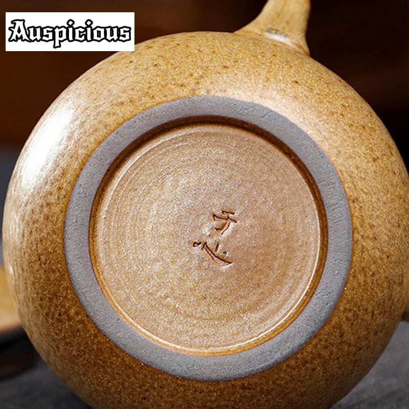 Théière en grès japonaise, anse latérale, faite main Nesty, gros plan sur le fond du coloris ocre, sceau du fabricant gravé