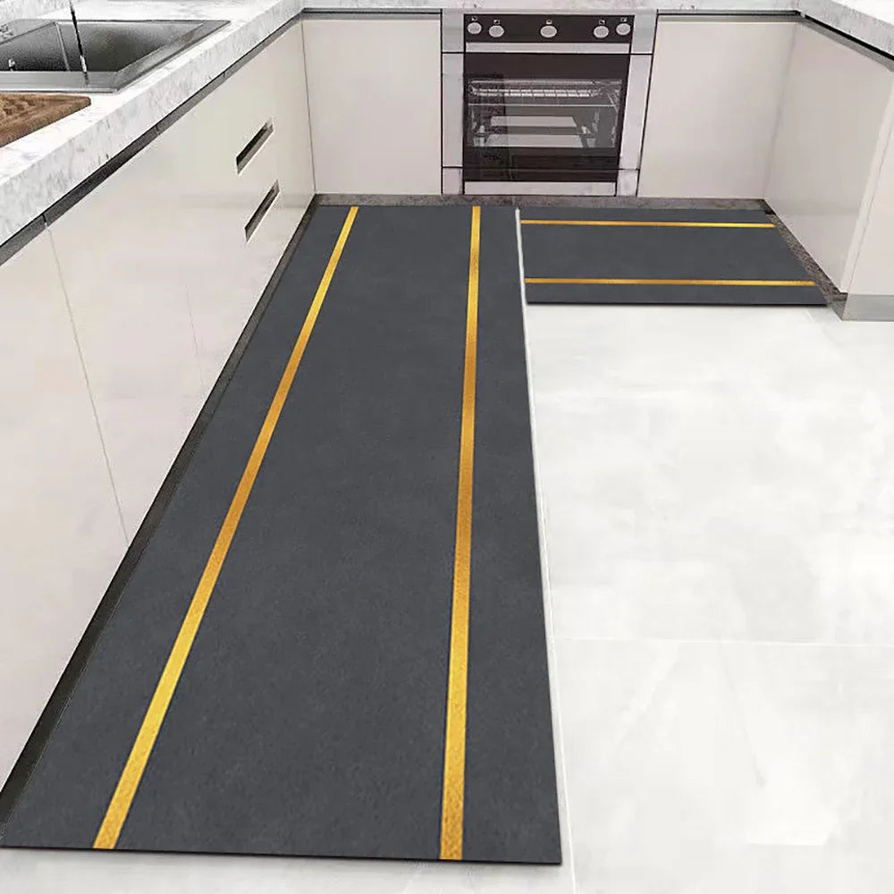 Tapis de chevet long en acrylique Nesty - Uni et absorbant, set de 2 tapis gris anthracite à rayures dorées façon route dans une cuisine