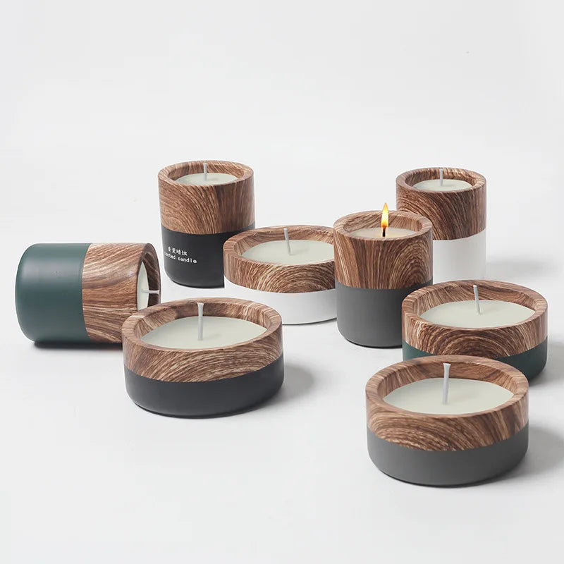 Coupe à bougie en céramique vide Nesty - Huit coupes effet bois en plusieurs coloris, certaines avec bougie allumée, disposées en groupe