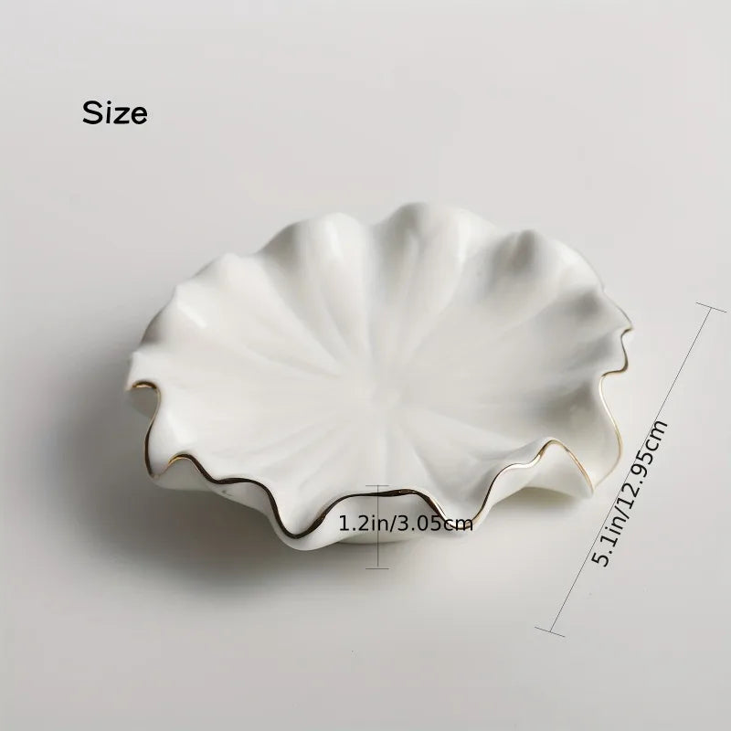 Porte-savon en céramique blanche forme coquillage à liseré doré, avec cotes techniques : 12,95 x 3,05 cm - Nesty