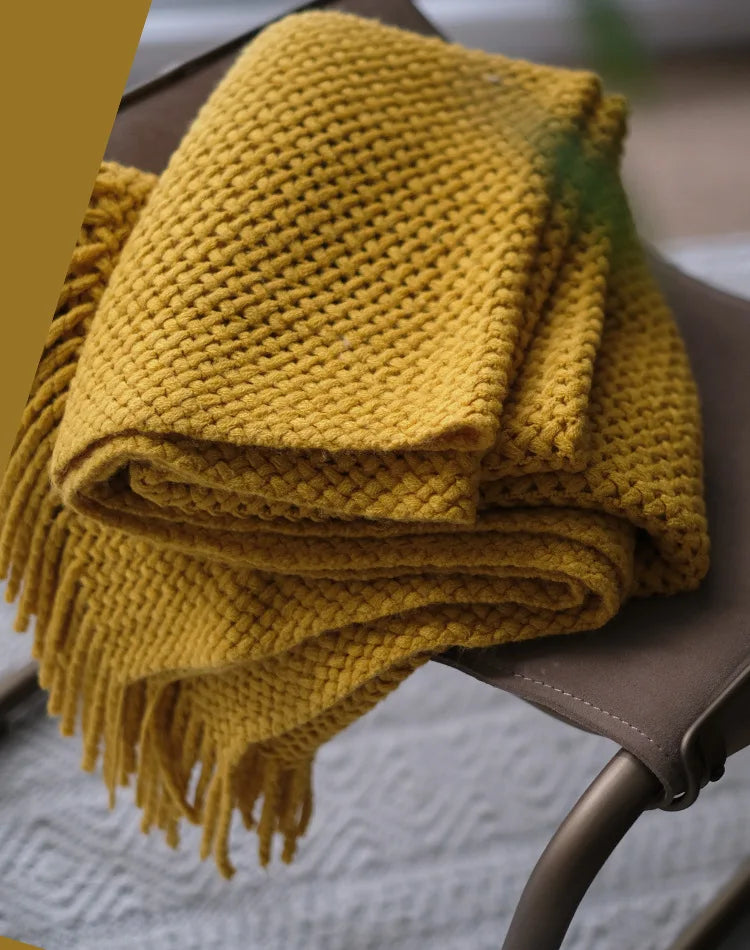 Plaid tricoté jaune en chale, franges nordiques - Nesty (vue 1)