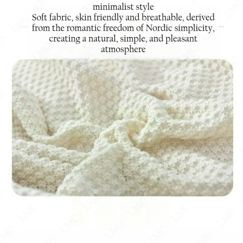 Plaid tricoté uni gaufré Nesty - Gros plan sur le tricot gaufré froissé, coloris blanc cassé