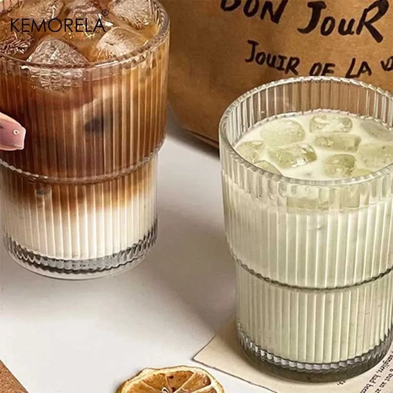 Verre à rayures en verre transparent Nesty - Deux verres remplis de café latte stratifié et de boisson glacée verte