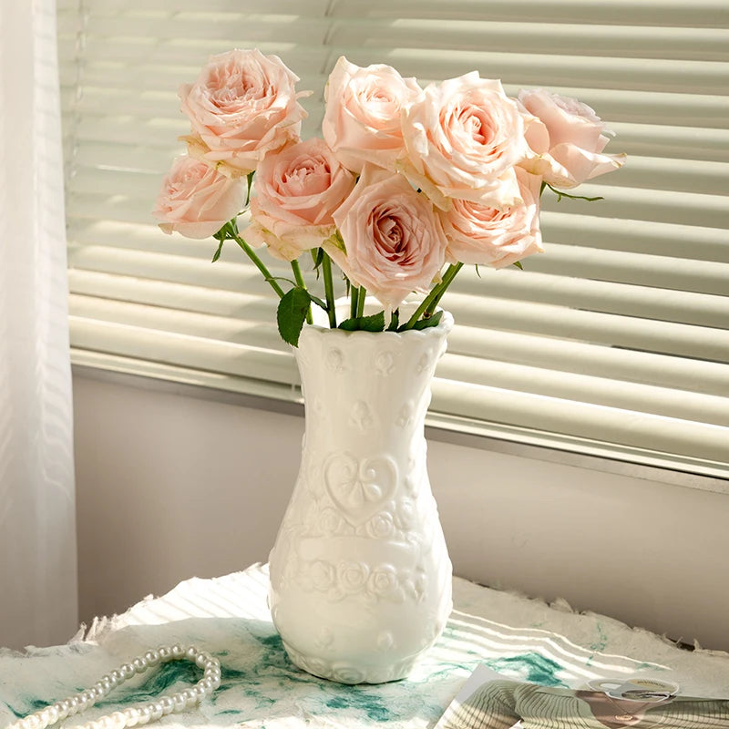 Vase en céramique à relief de roses, style rétro - Nesty (vue 1)