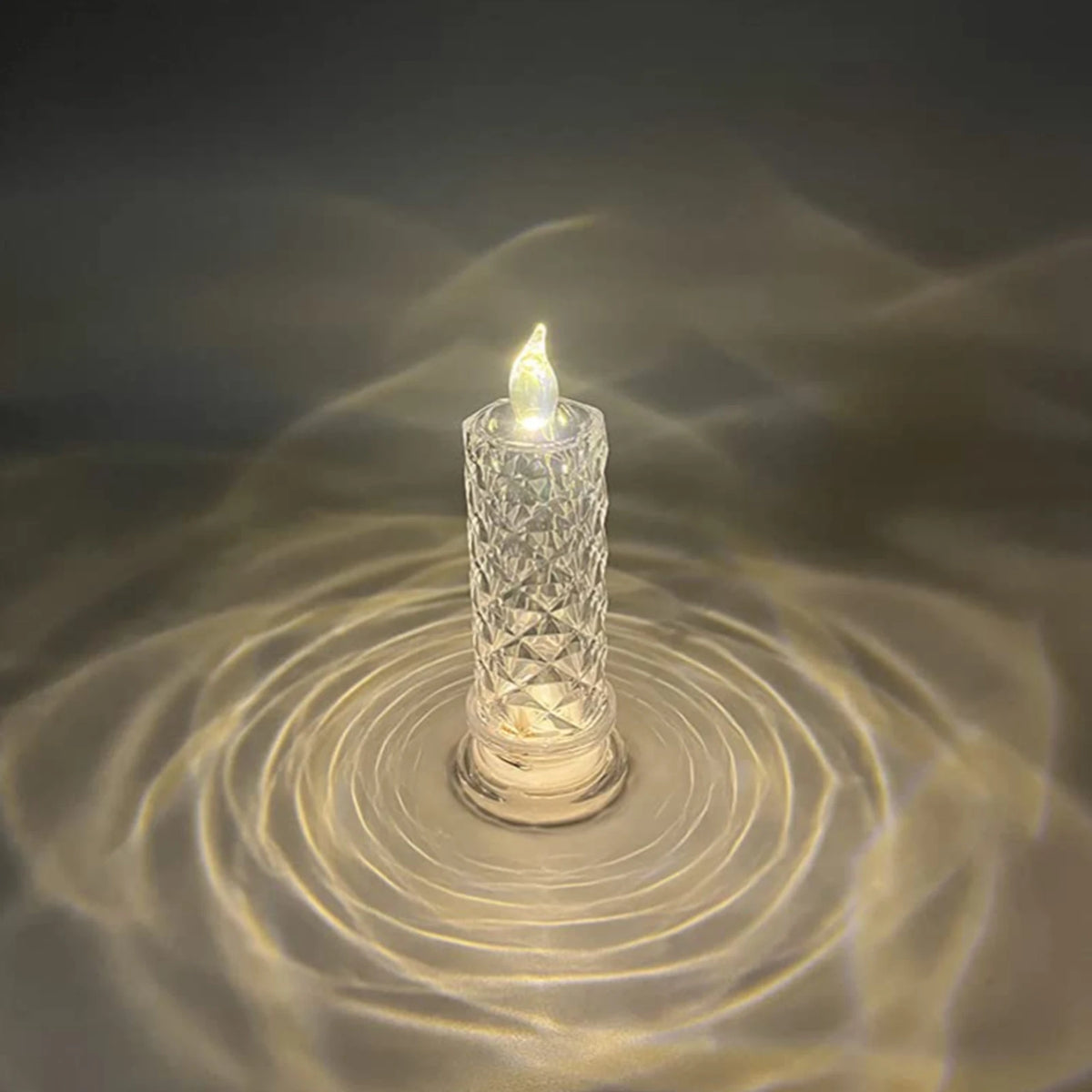 Bougie LED sans flamme, forme rose en cristal Nesty, bougie LED en verre taillé façon cristal seule, flamme électronique, effet de halo lumineux sur fond sombre