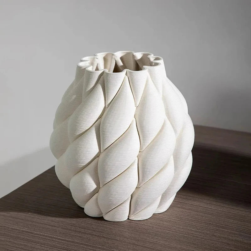 Vase en poterie, pour fleurs séchées ou culture hydroponique Nesty, gros plan sur un vase blanc à relief en écailles pointues et ouverture ondulée, sur table en bois