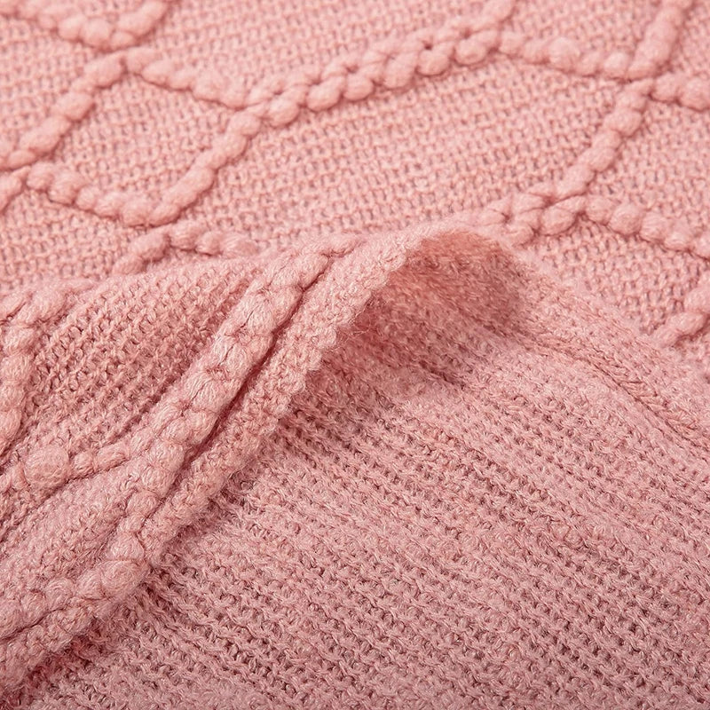 Plaid tricoté épais rose Nesty - Gros plan sur le tricot torsadé et le motif losanges en relief