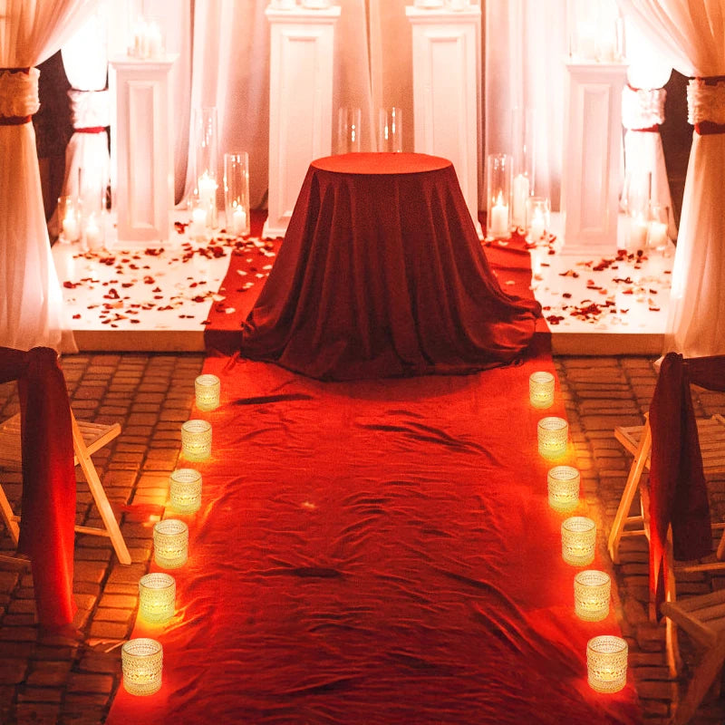 Photophore rond en verre gravé Nesty - Allée de cérémonie mariage aux tons rouges, bougies alignées au sol