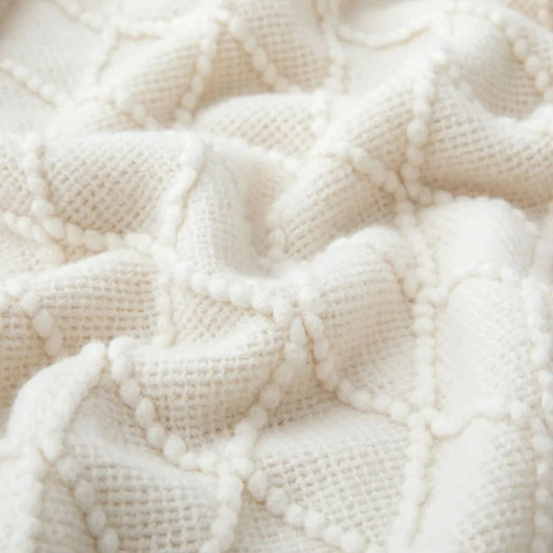 Plaid tricoté bohème blanc cassé Nesty - Gros plan sur le tricot froissé à motif losanges perlés