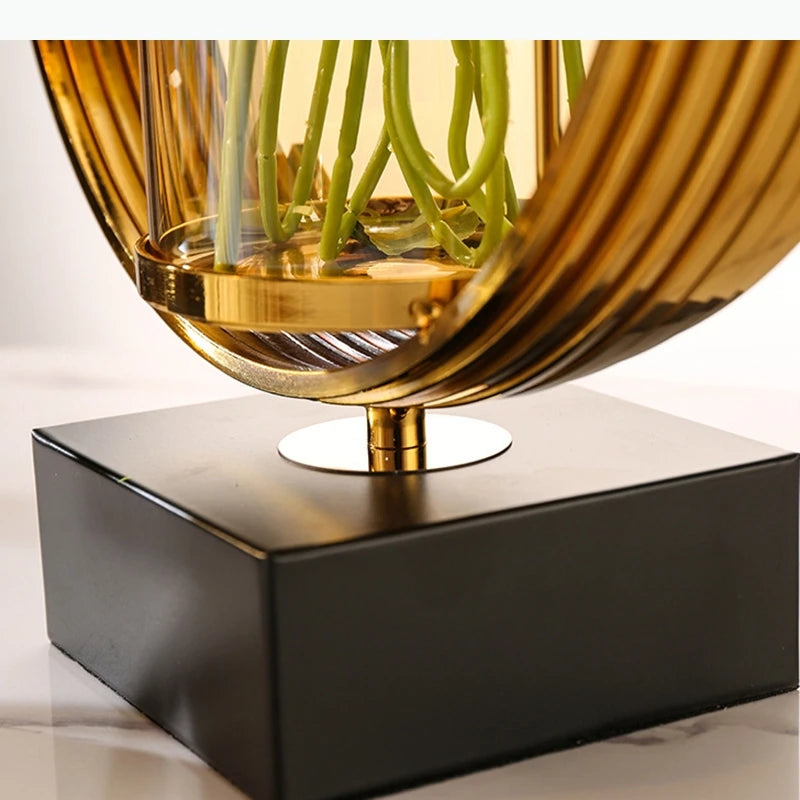 Vase en verre à base dorée — silhouette minimaliste (vue 5) - Nesty