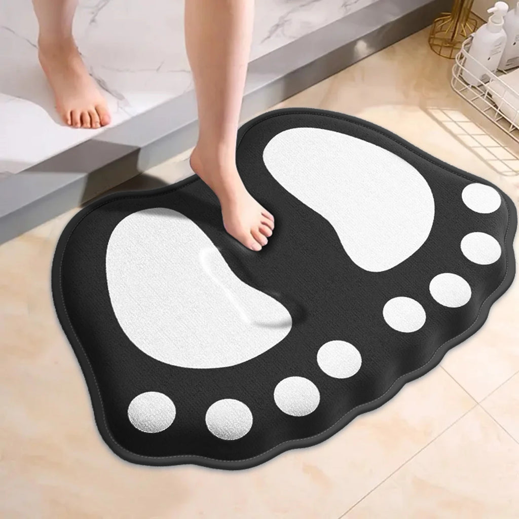 Tapis de bain motif pattes Nesty - Utilisé près d'une baignoire, coloris noir et blanc