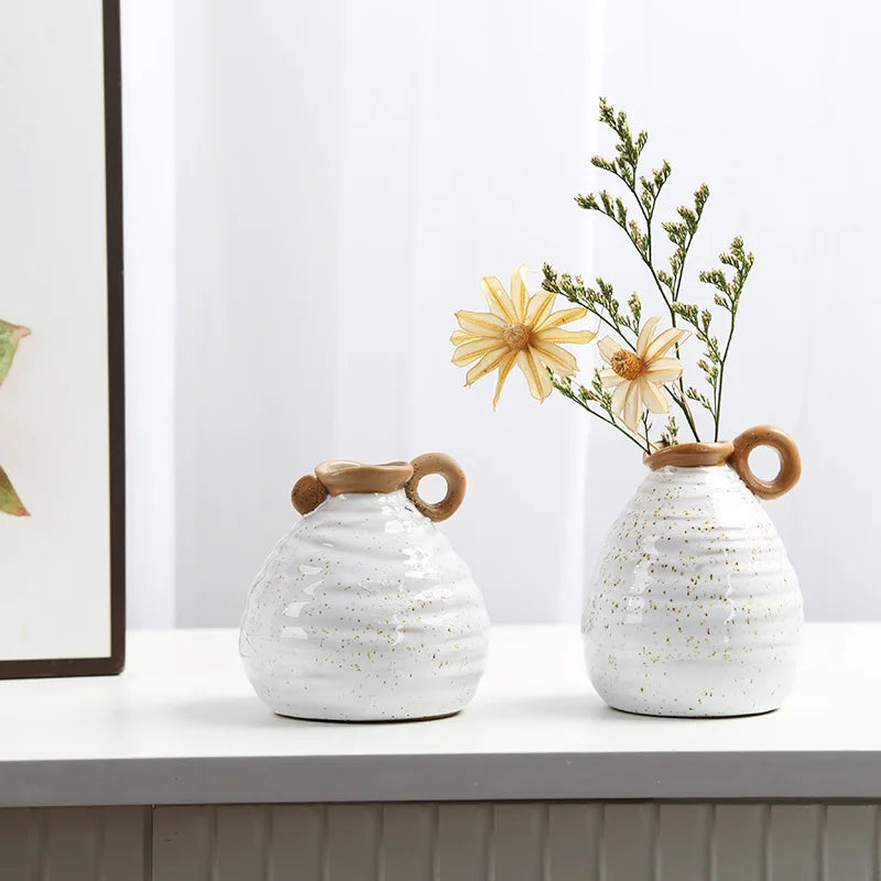 Vase céramique bicolore avec anse, style rétro campagne - Nesty - Deux petites tailles avec fleurs séchées jaunes, sur console devant un cadre et un voilage